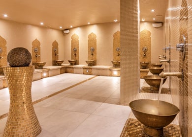 Intérieur luxueux de Les Bains d'AliA à Bagneux, Île-de-France, FR avec des fontaines dorées.