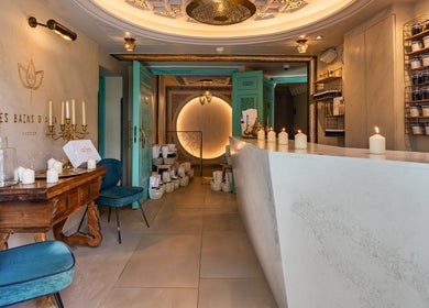 Entrée accueillante de Les Bains d'AliA, Bagneux, Île-de-France, FR avec bougies et décor luxueux.