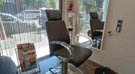 Gambar Esencia Hair Salon 2