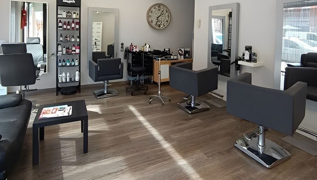 Interior de Esencia Hair Salon en Granollers, Catalunya, ES, mostrando sillones modernos y decoraciones elegantes.