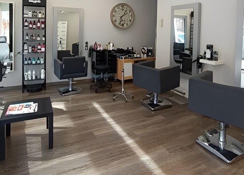 Interior de Esencia Hair Salon en Granollers, Catalunya, ES, mostrando sillones modernos y decoraciones elegantes.