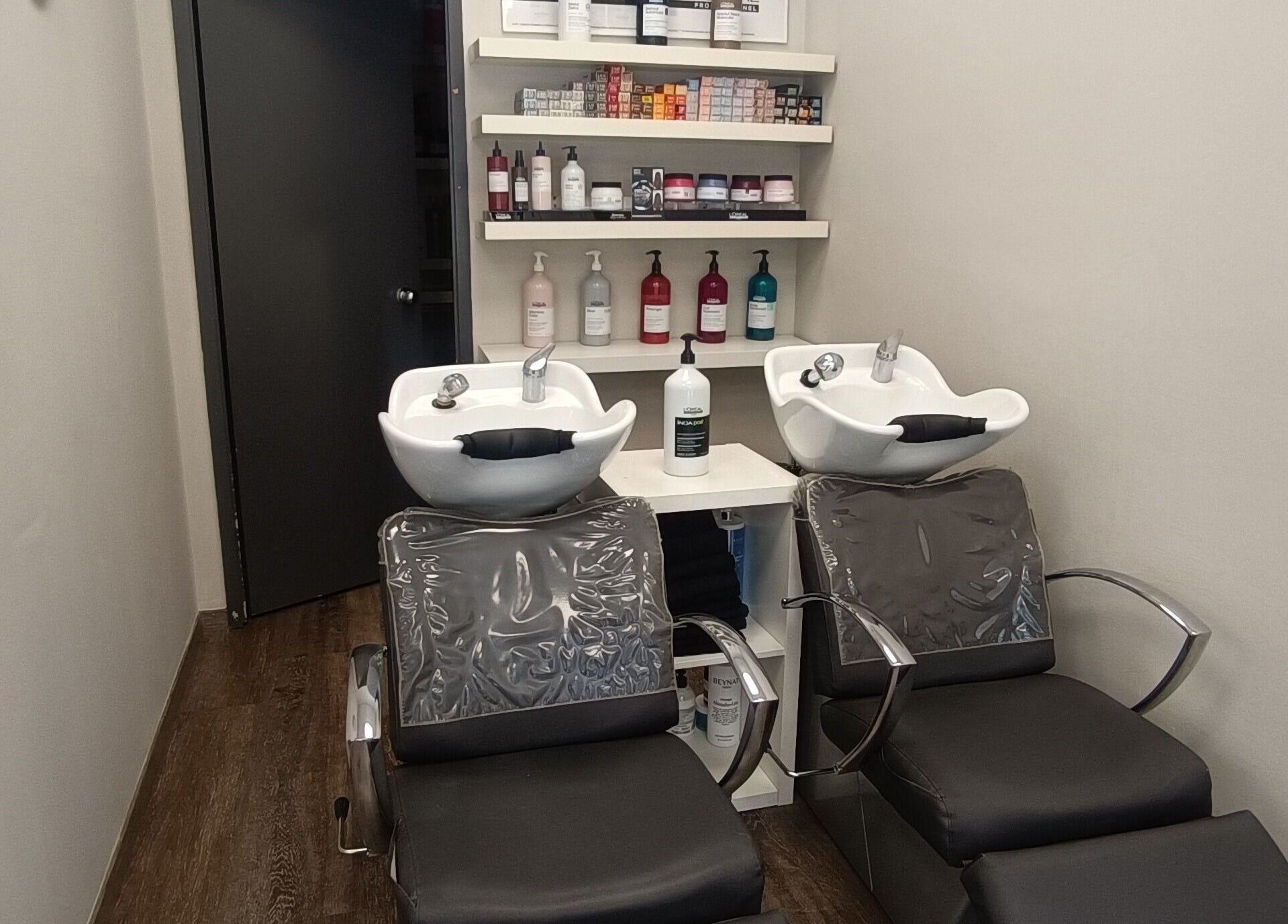 Sillas y lavabos modernos en Esencia Hair Salon, Granollers, Catalunya, ES.