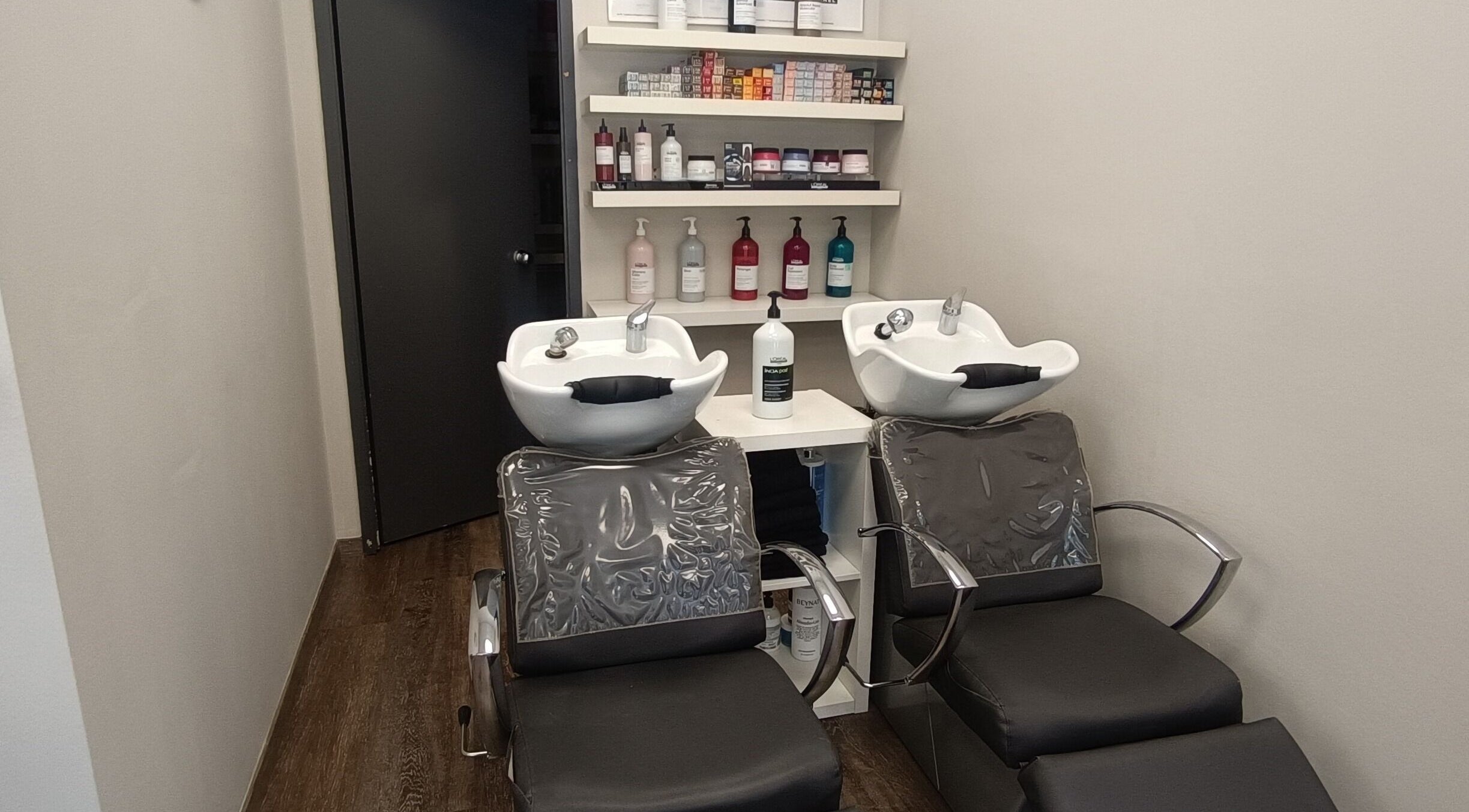 Sillas y lavabos modernos en Esencia Hair Salon, Granollers, Catalunya, ES.