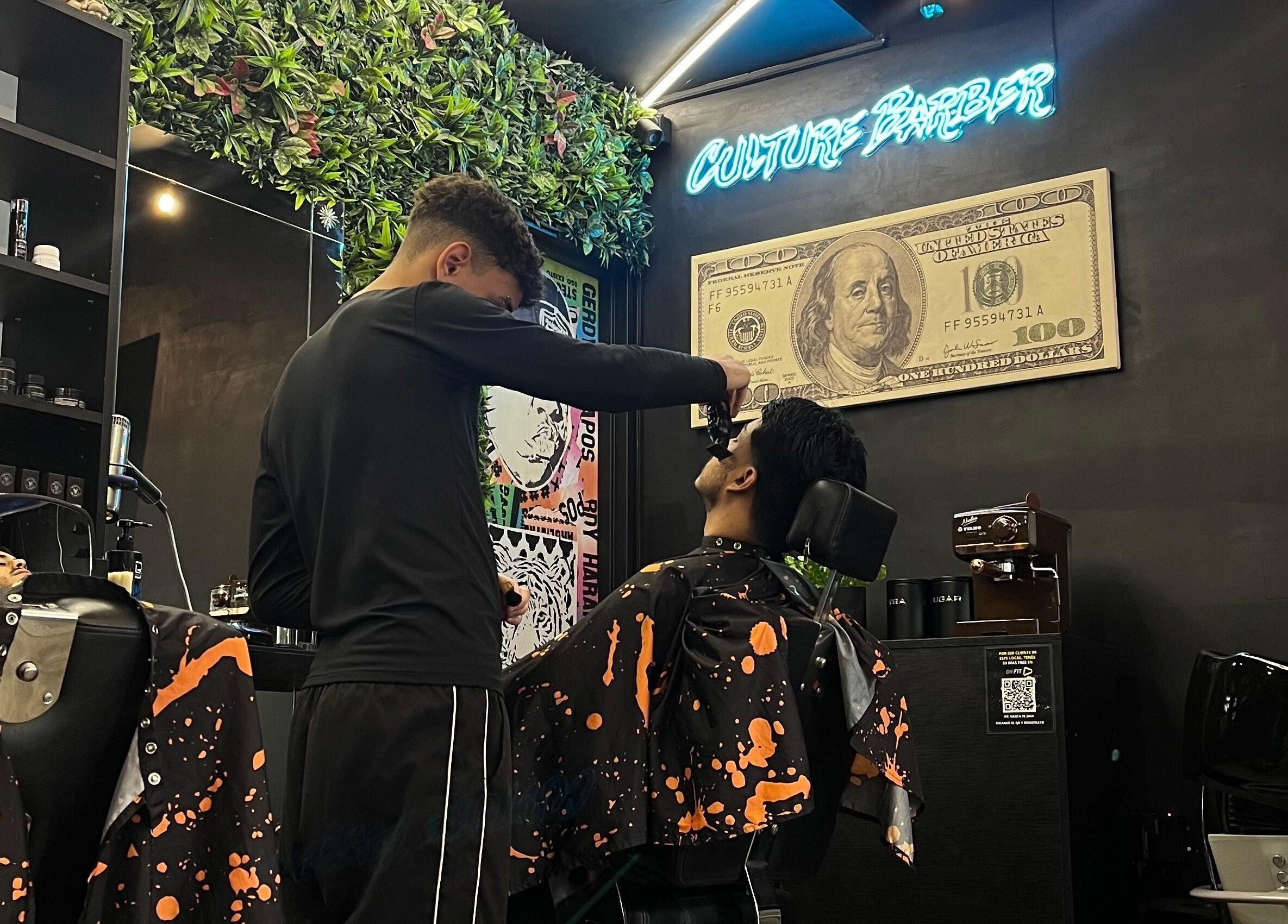 Barbero en Savage Barber Club, Buenos Aires, Ciudad Autónoma De Buenos Aires, AR, estilizando a un cliente.
