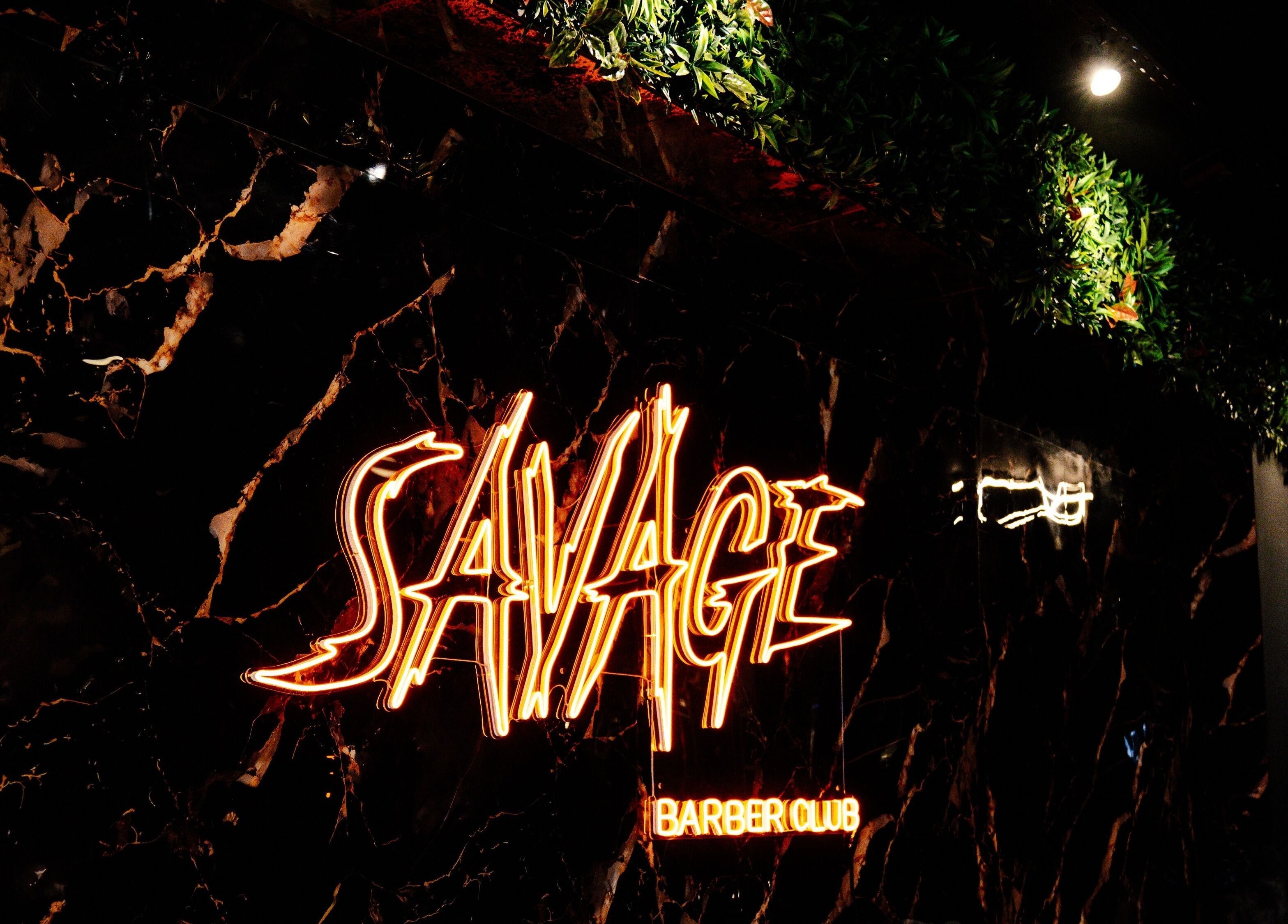 Letrero de neón de Savage Barber Club en Buenos Aires, Ciudad Autónoma De Buenos Aires, AR.