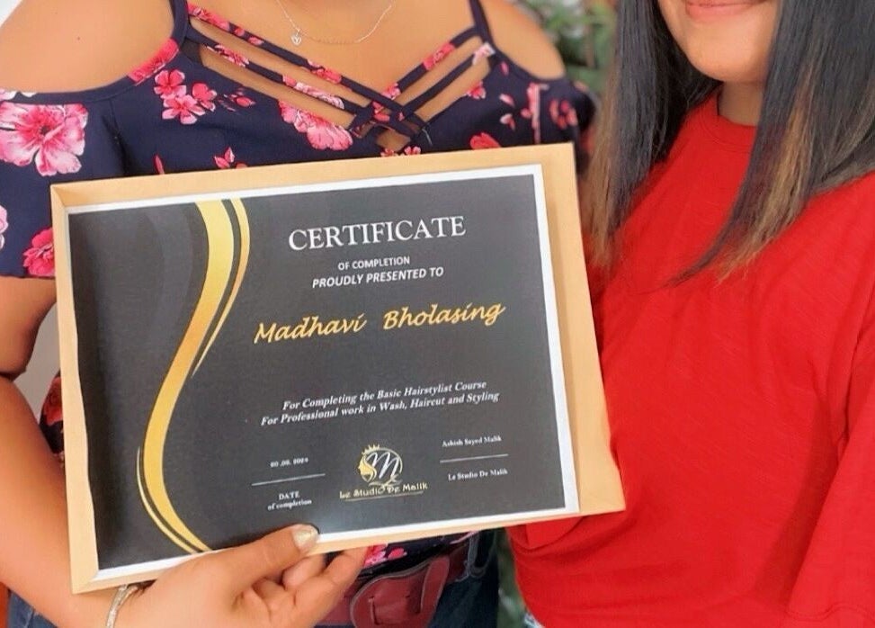 Certificate holder at Le Studio De Malik, Paramaribo, Paramaribo, SR displaying achievement.