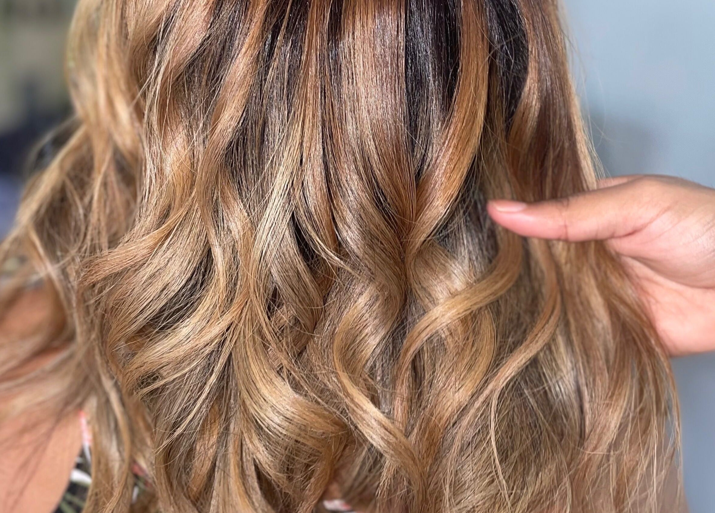 Stylish golden wavy hair at Le Studio De Malik in Paramaribo, Paramaribo, SR.