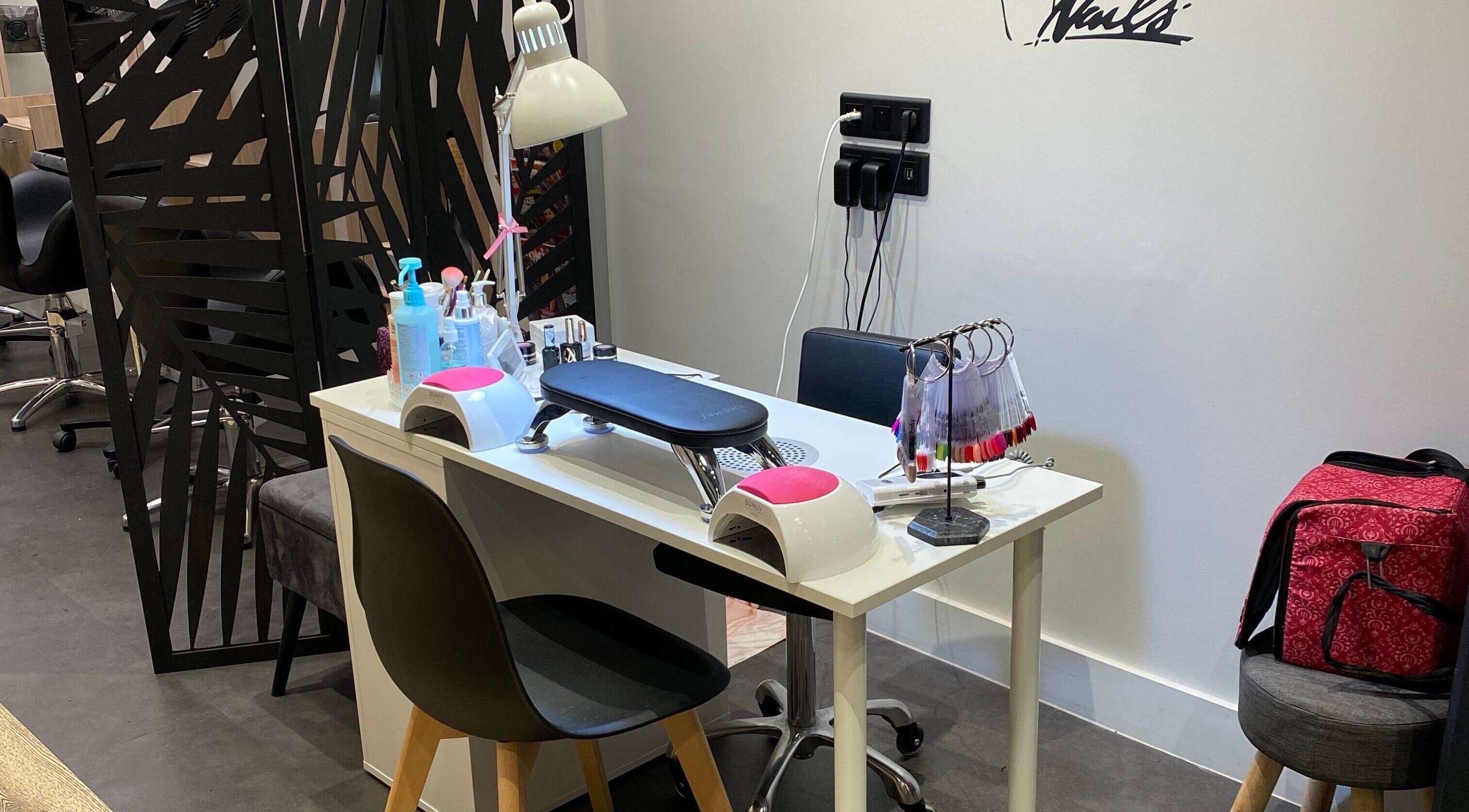 Espace manucure chez Beauty By C (Ceyrat), Ceyrat, Auvergne-rhône-alpes, FR, avec équipements modernes.