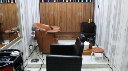 Yalla Hair Salon ( Hair Replacement, Wigs & Hair Patch Fixing ) billede 3