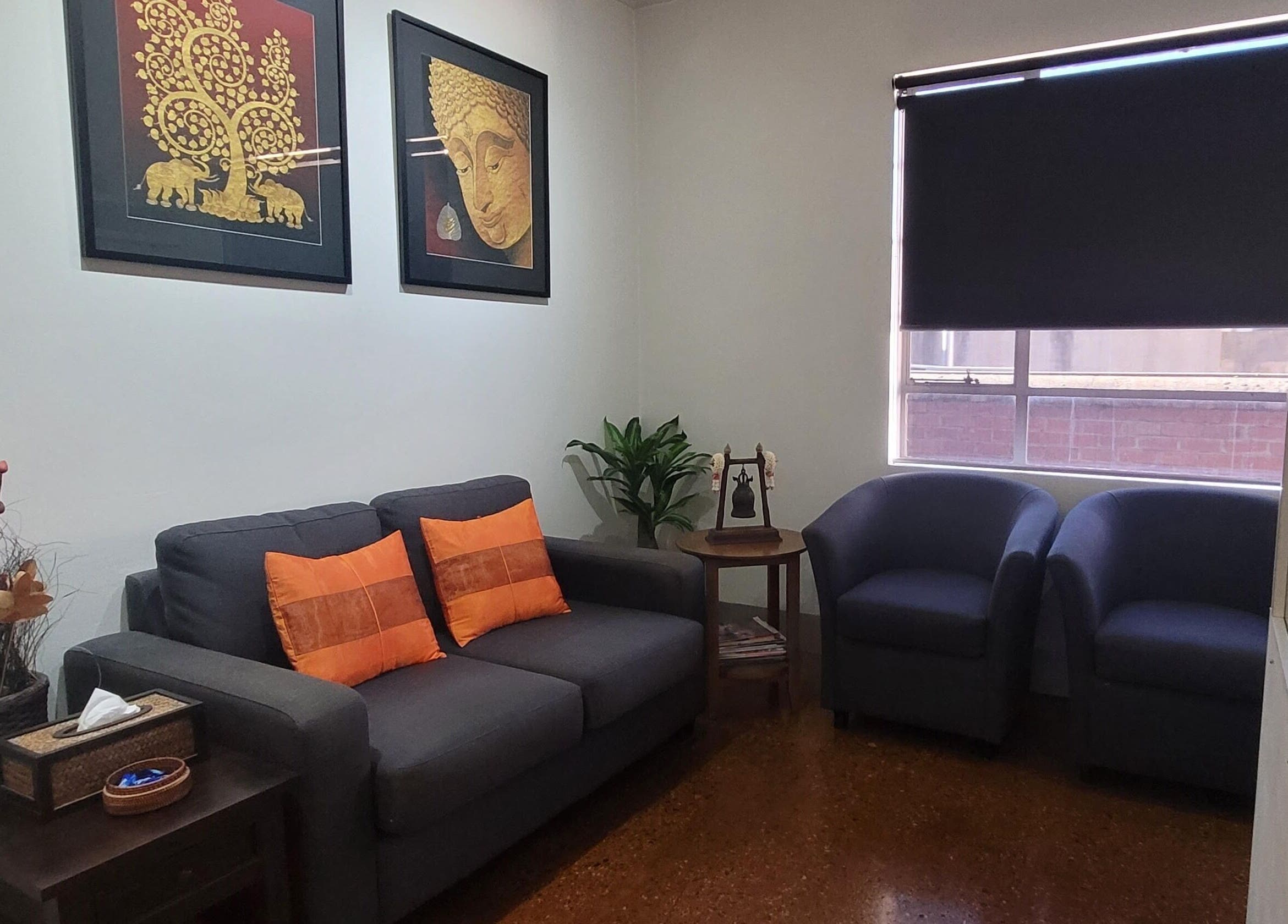Relaxing lounge area at Jindaa Thai Massage, Bendigo, Victoria, AU with cozy seating and decorative art.