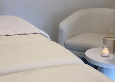 Tranquil treatment room at JSbrowbar_ with cozy chair and candle in Melbourne, Victoria, AU.