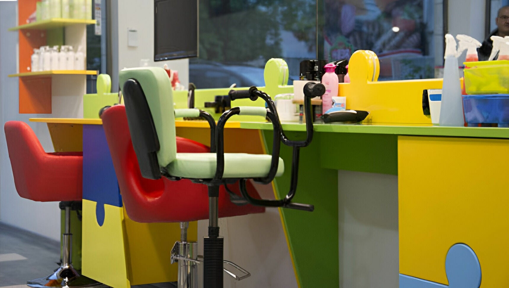 Ярки салонски кресла в ПЪЗЕЛ София кв. Младост 3, София, BG, предлагащи удобство и стил.