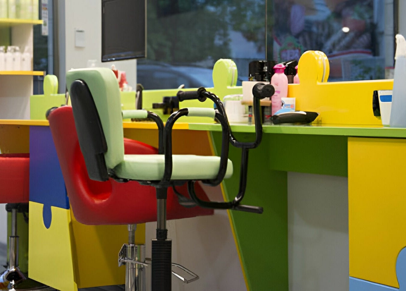 Ярки салонски кресла в ПЪЗЕЛ София кв. Младост 3, София, BG, предлагащи удобство и стил.