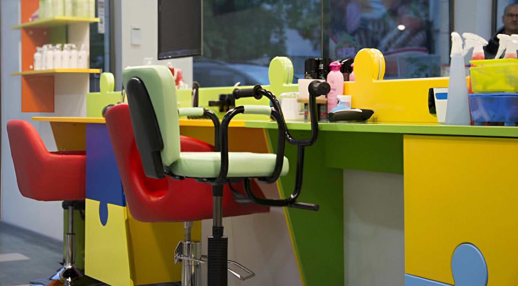 Ярки салонски кресла в ПЪЗЕЛ София кв. Младост 3, София, BG, предлагащи удобство и стил.