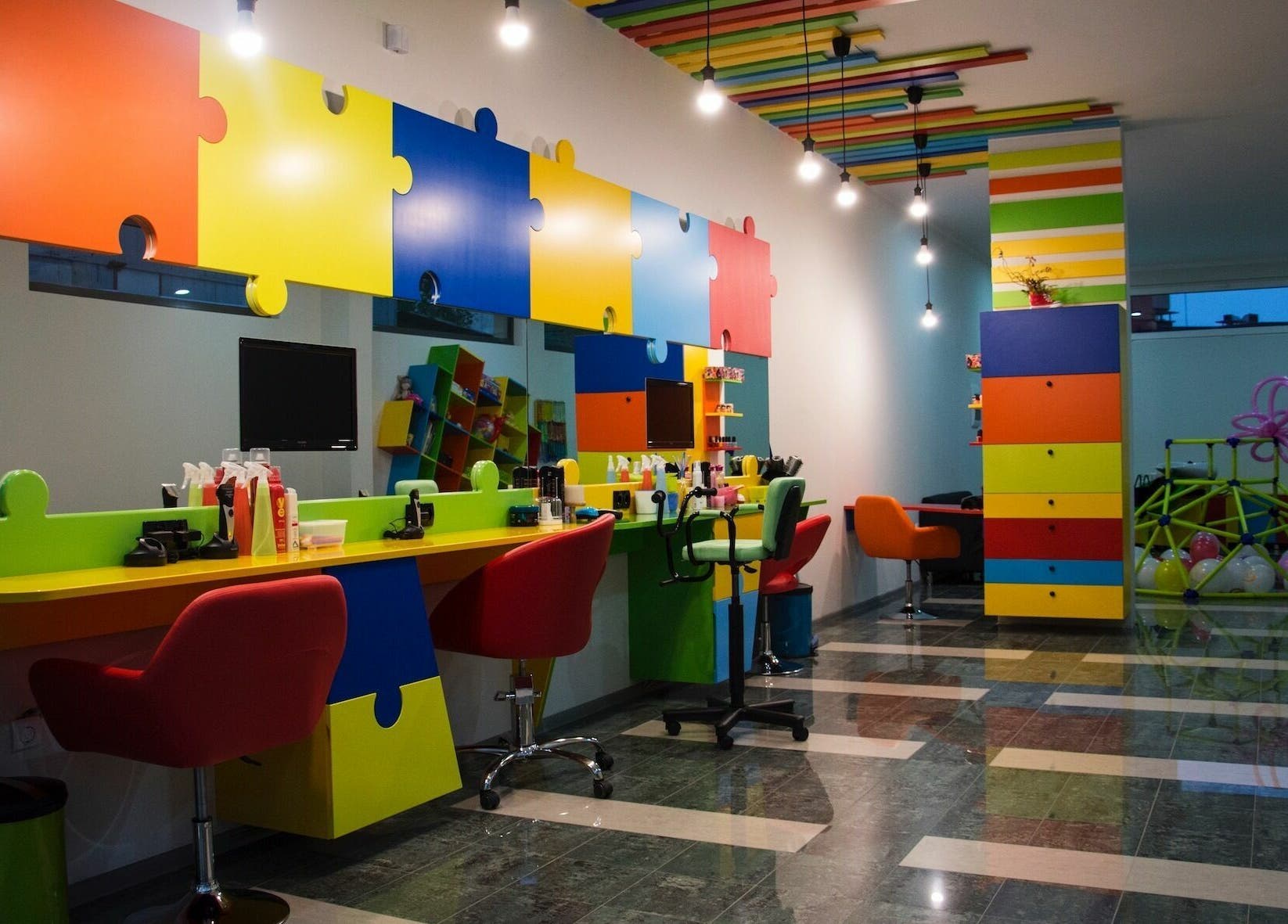 Ярък интериор на салон ПЪЗЕЛ София кв. Младост 3, София, BG, с пъзелни елементи и цветни мебели.