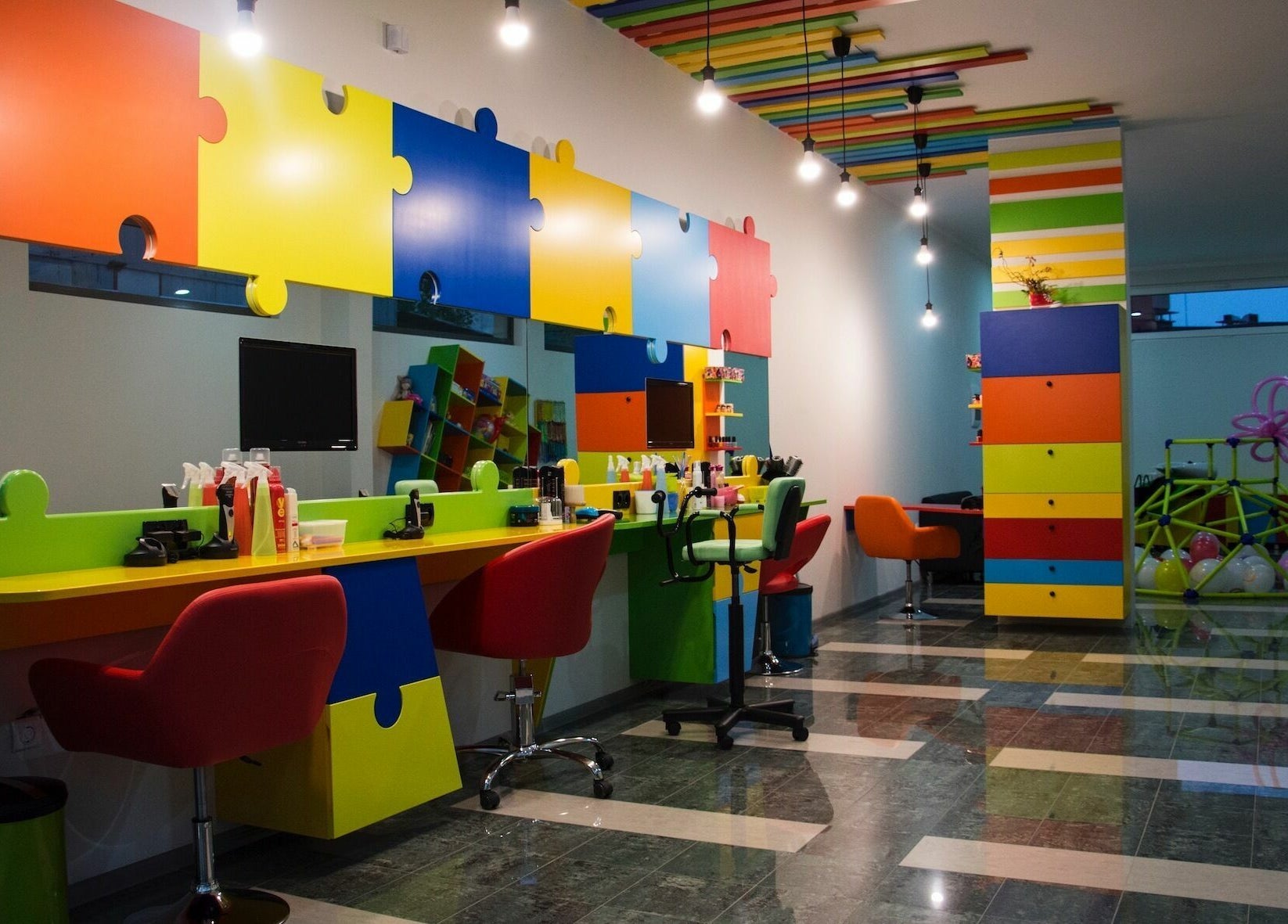 Ярък интериор на салон ПЪЗЕЛ София кв. Младост 3, София, BG, с пъзелни елементи и цветни мебели.
