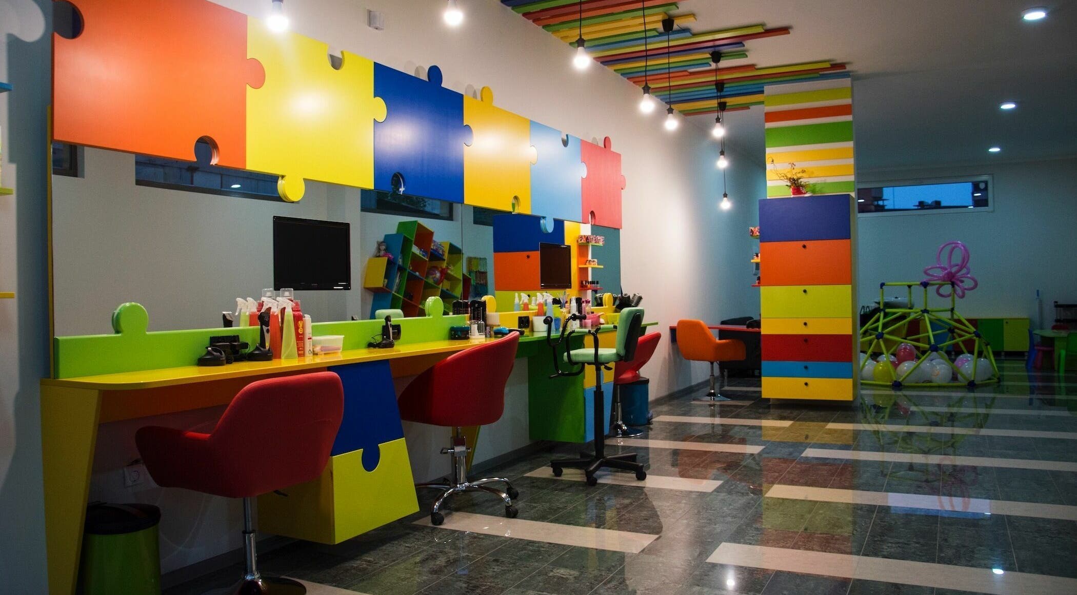 Ярък интериор на салон ПЪЗЕЛ София кв. Младост 3, София, BG, с пъзелни елементи и цветни мебели.