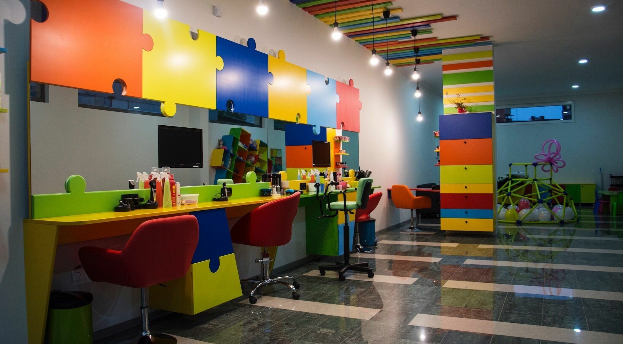 Ярък интериор на салон ПЪЗЕЛ София кв. Младост 3, София, BG, с пъзелни елементи и цветни мебели.