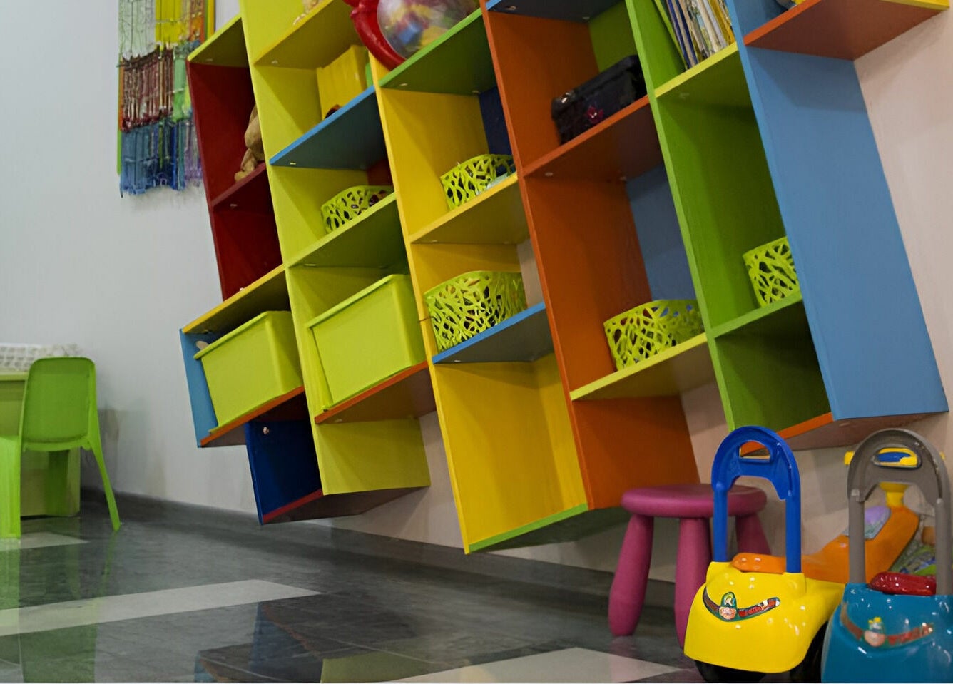 Цветна детска зона в ПЪЗЕЛ София кв. Младост 3, София, BG с играчки и столчета.