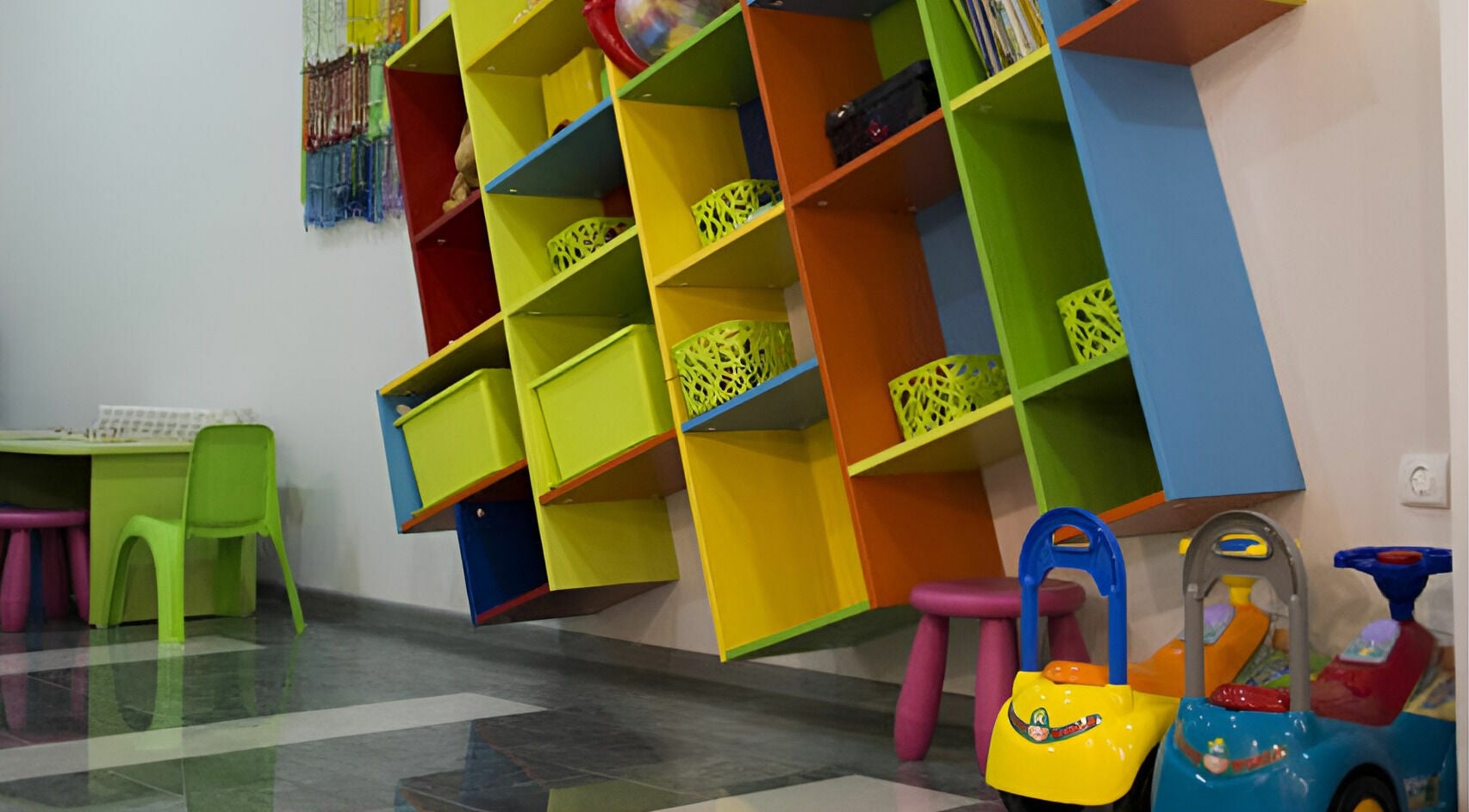 Цветна детска зона в ПЪЗЕЛ София кв. Младост 3, София, BG с играчки и столчета.