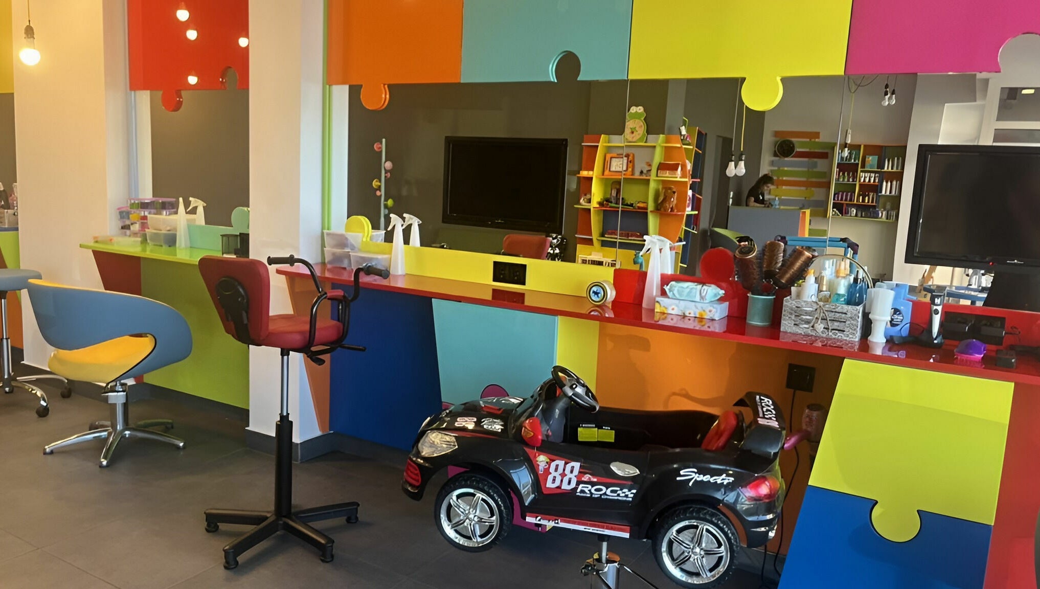 Ярък детски салон в ПЪЗЕЛ София кв. Младост 4, София, София, BG с многоцветни мебели и играчки.