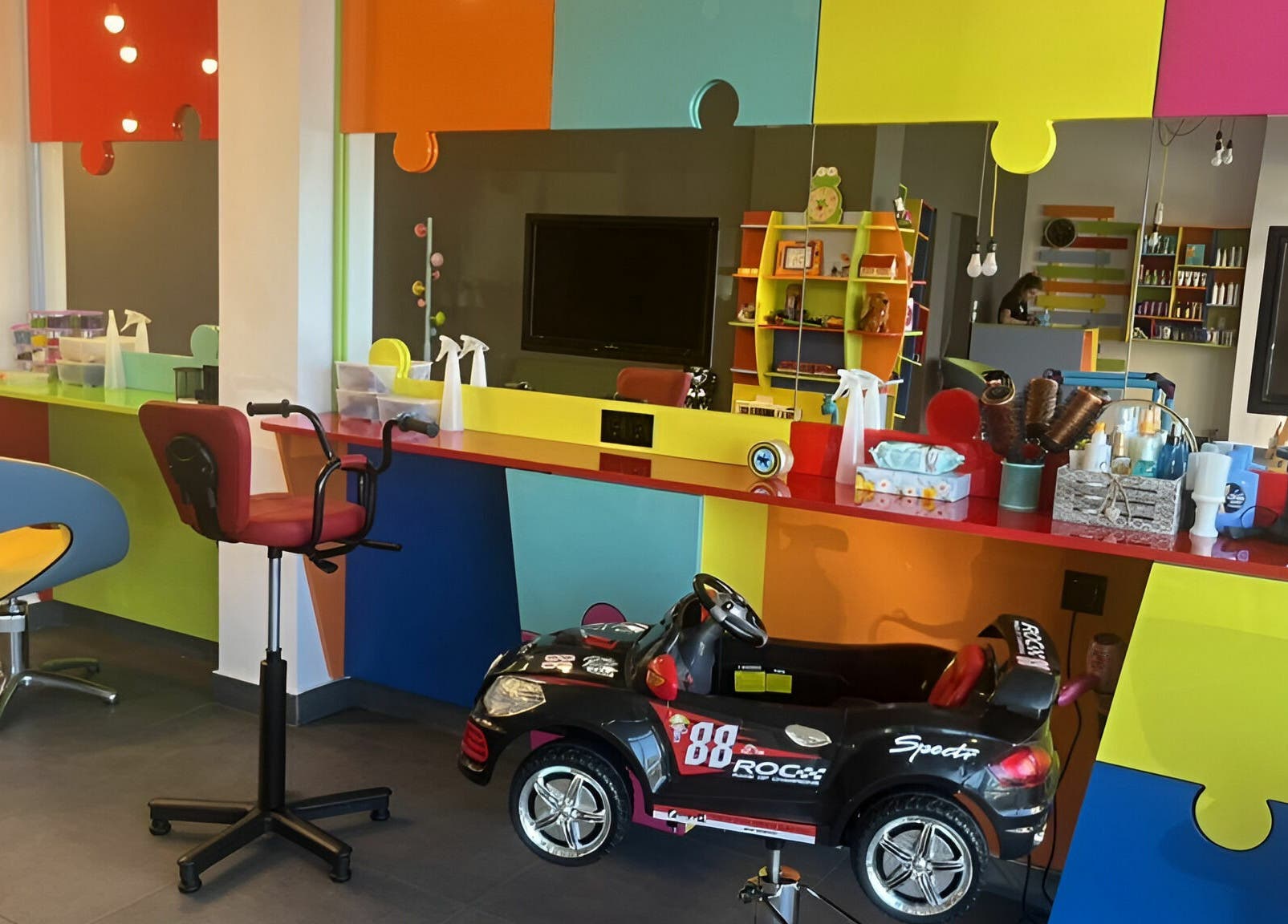 Ярък детски салон в ПЪЗЕЛ София кв. Младост 4, София, София, BG с многоцветни мебели и играчки.
