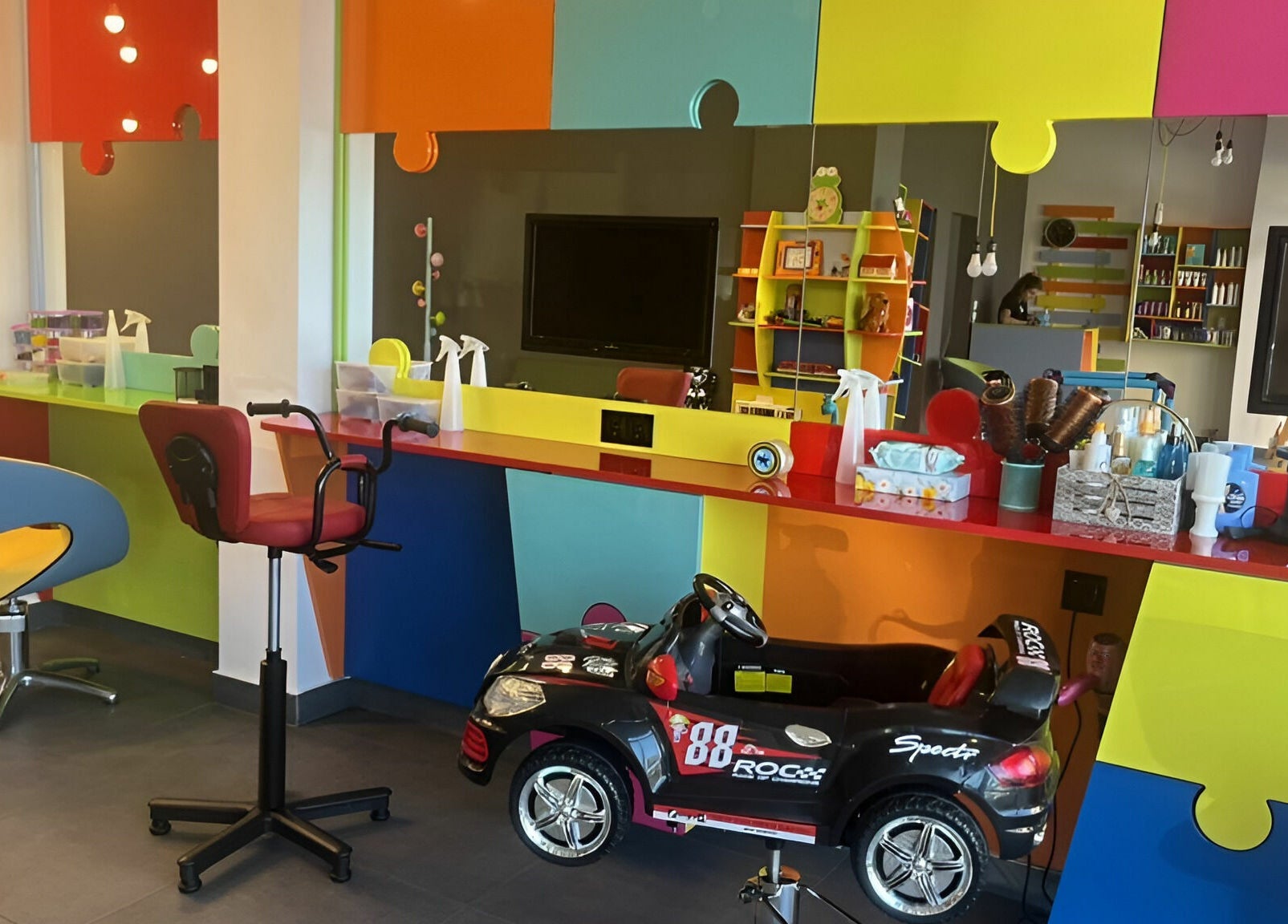 Ярък детски салон в ПЪЗЕЛ София кв. Младост 4, София, София, BG с многоцветни мебели и играчки.