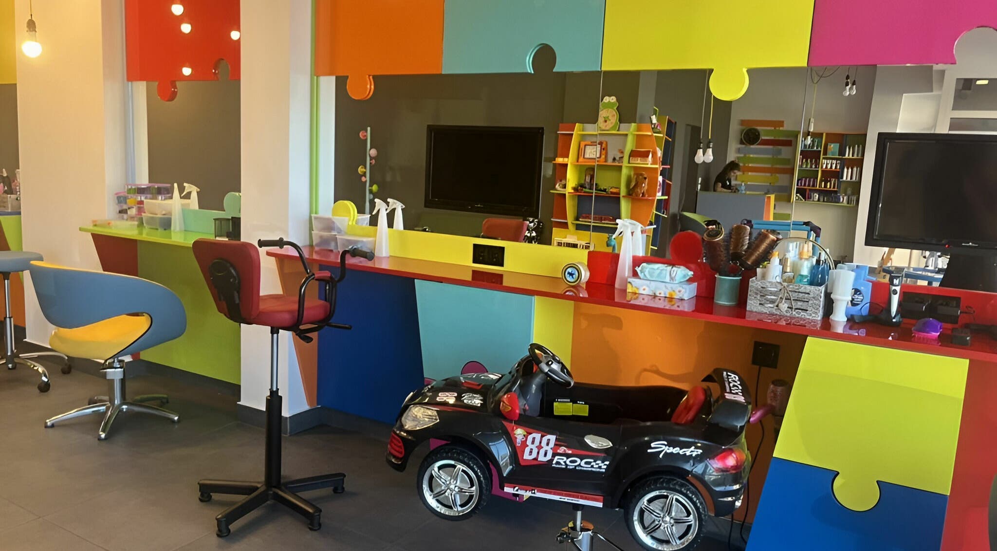 Ярък детски салон в ПЪЗЕЛ София кв. Младост 4, София, София, BG с многоцветни мебели и играчки.
