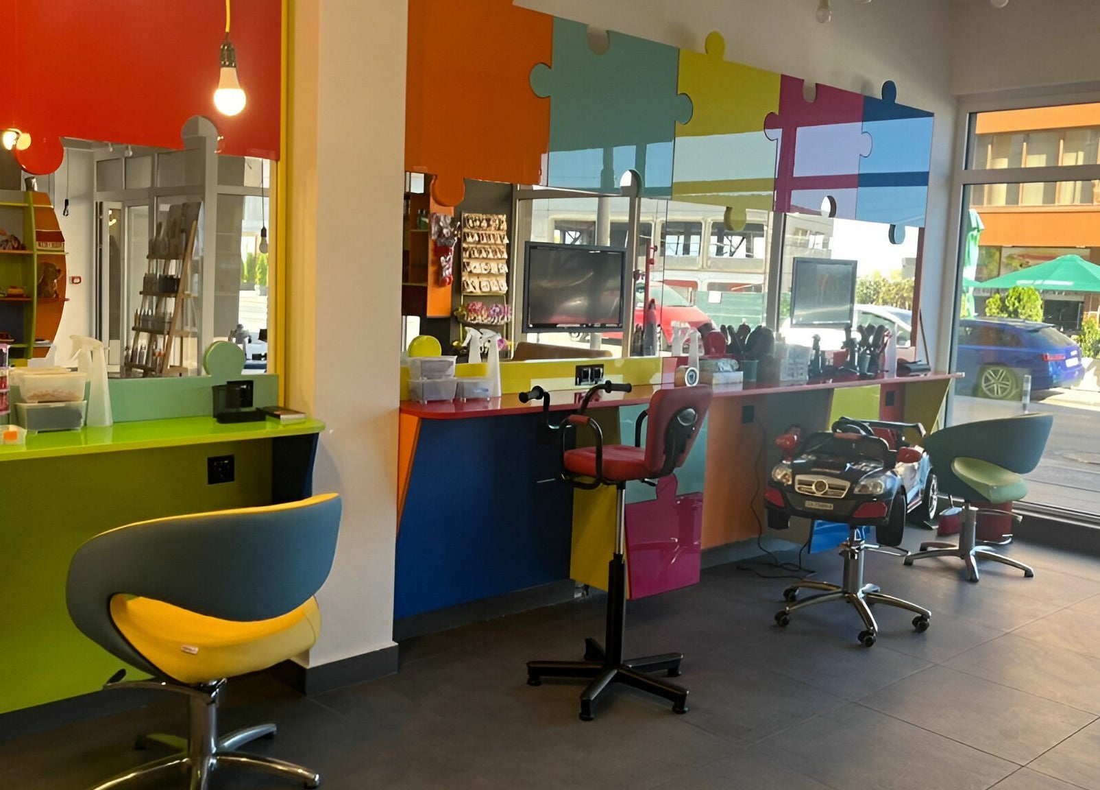 Цветно студио в ПЪЗЕЛ София кв. Младост 4, София, София, BG с модерно обзавеждане.