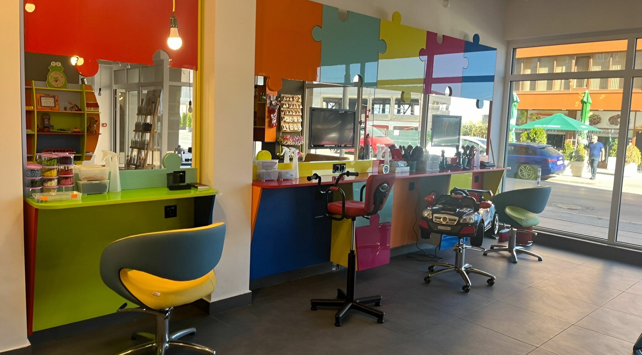 Цветно студио в ПЪЗЕЛ София кв. Младост 4, София, София, BG с модерно обзавеждане.