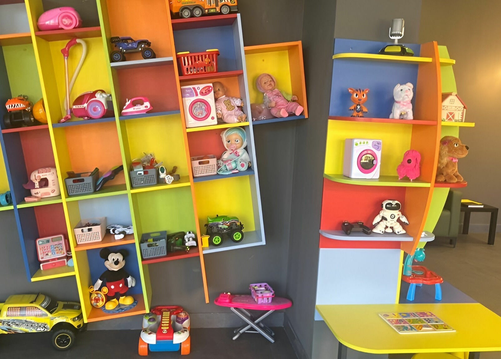 Цветна рафтова система с играчки в ПЪЗЕЛ София кв. Младост 4, София, София, BG.