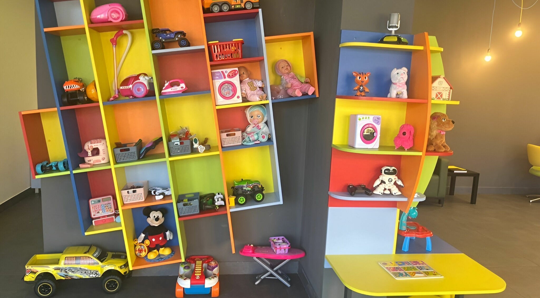 Цветна рафтова система с играчки в ПЪЗЕЛ София кв. Младост 4, София, София, BG.