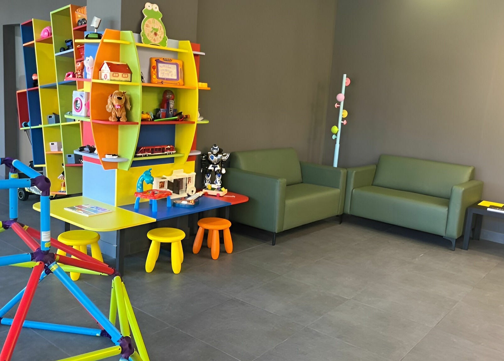 Детски кът с играчки в ПЪЗЕЛ София кв. Младост 4, София, София, BG.