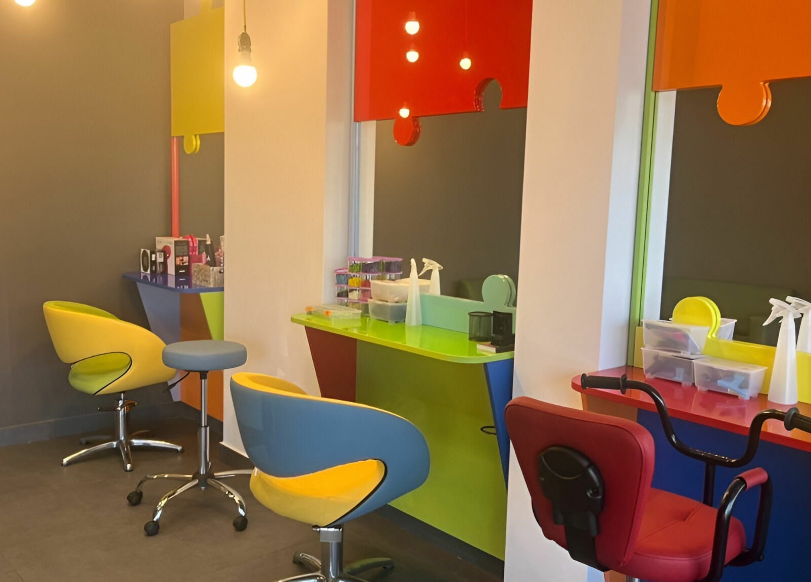 Светъл и цветен интериор на ПЪЗЕЛ София кв. Младост 4, София, София, BG.