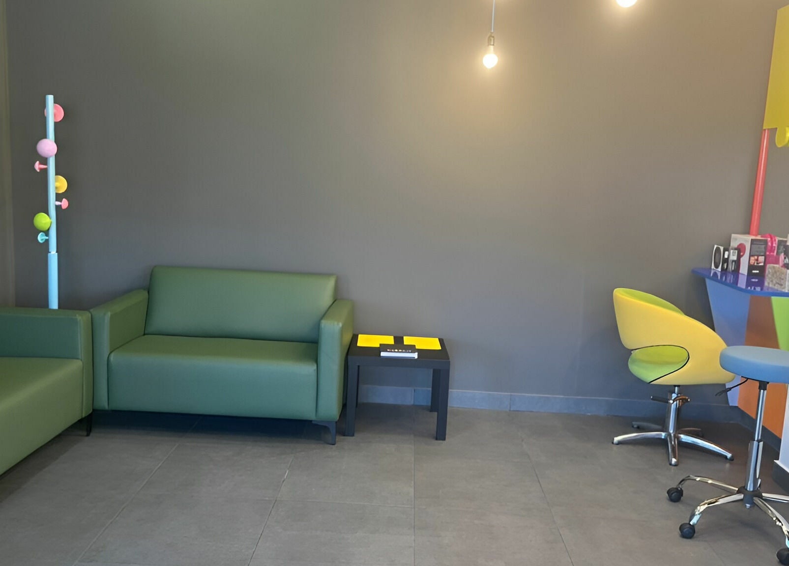 Модерен интериор в ПЪЗЕЛ София кв. Младост 4, София, София, BG с цветни мебели и уютна атмосфера.