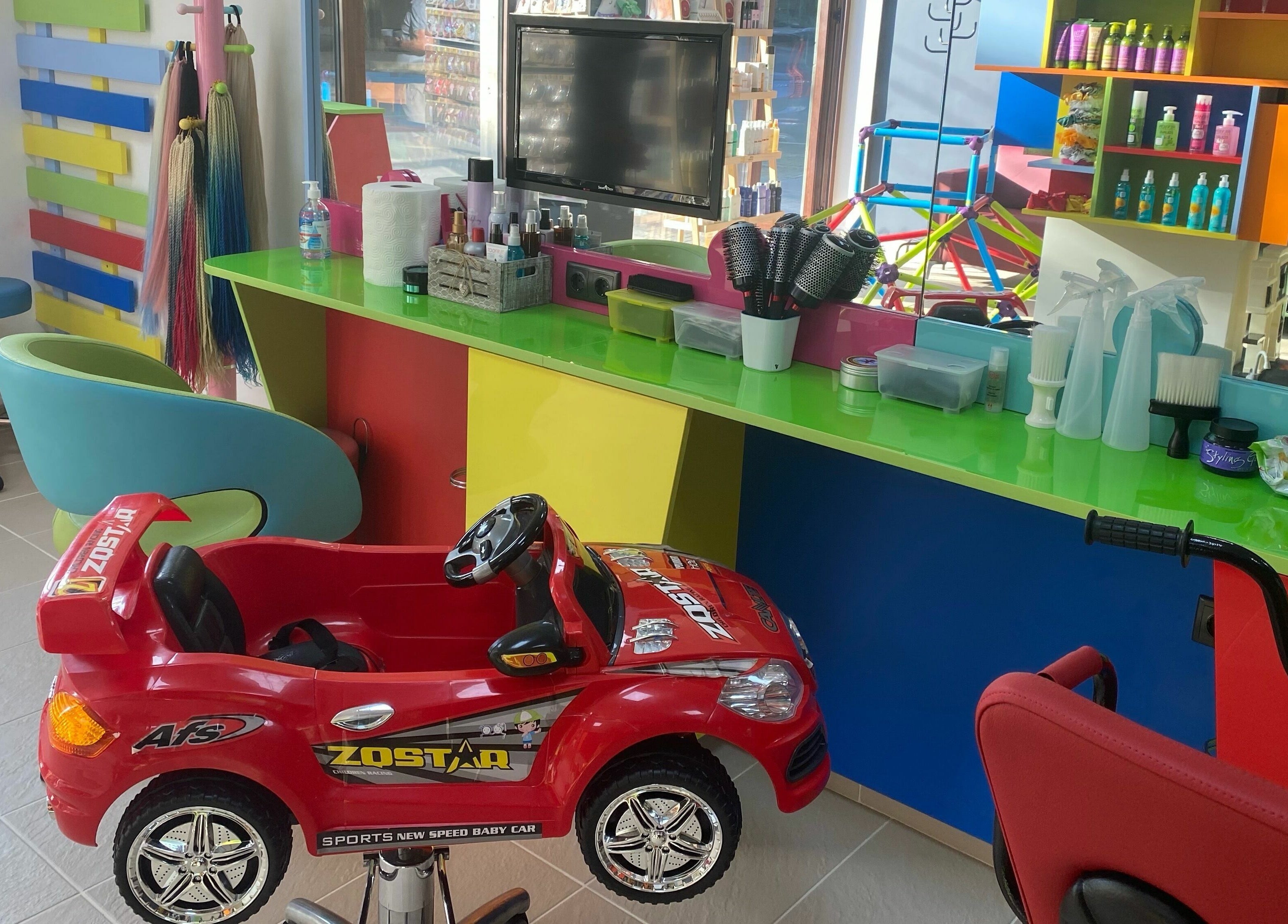 Детски стол за подстригване в яркоцветния салон на ПЪЗЕЛ София кв. Младост 4, София, София, BG.