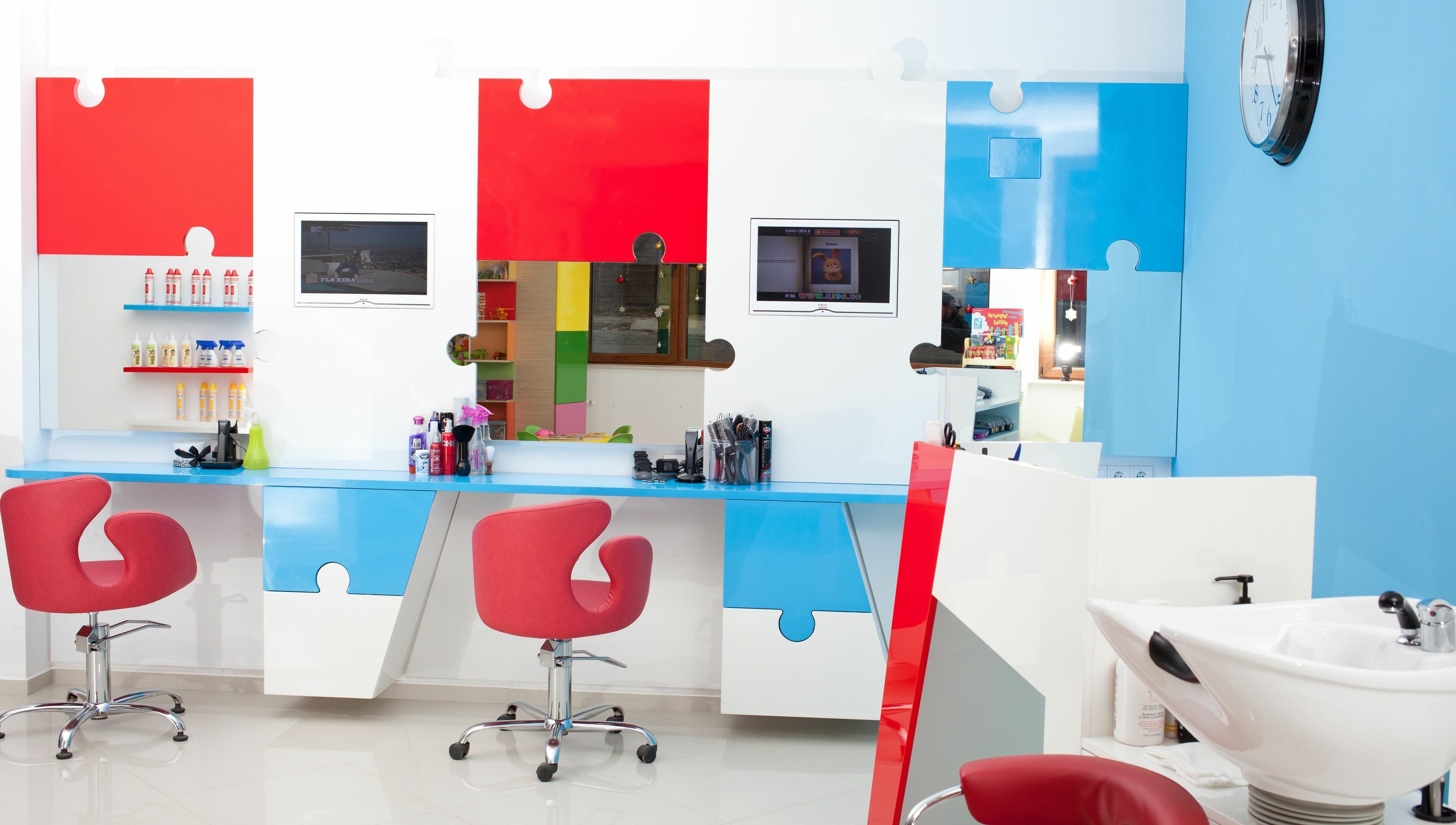 Интериор на салон ПЪЗЕЛ София кв. Лозенец с модерни червени столове, София, BG.