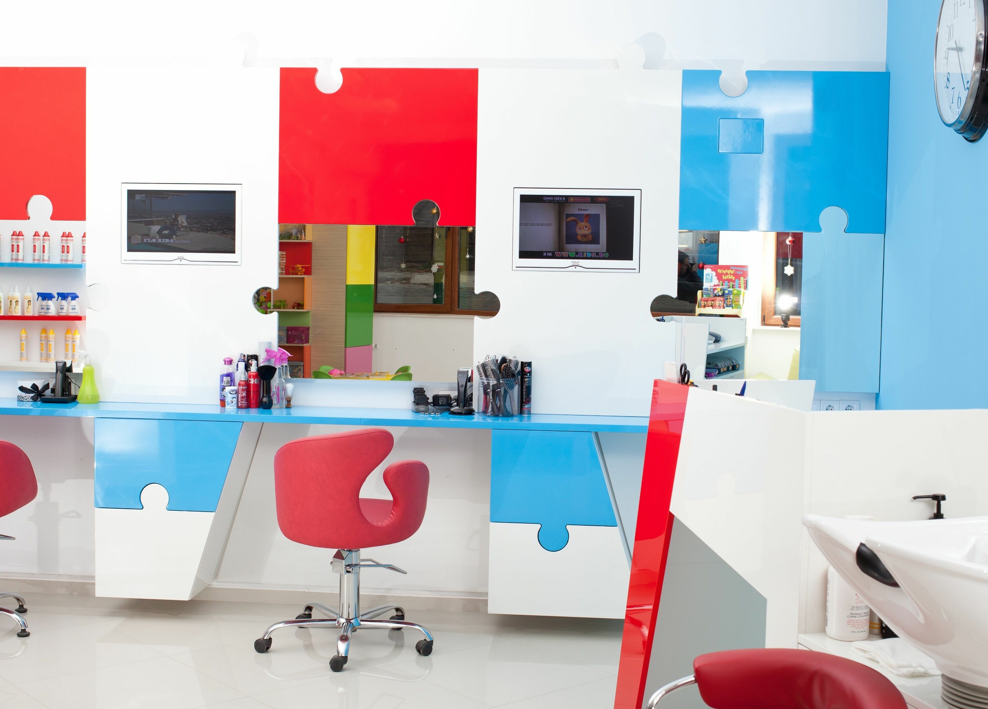 Интериор на салон ПЪЗЕЛ София кв. Лозенец с модерни червени столове, София, BG.