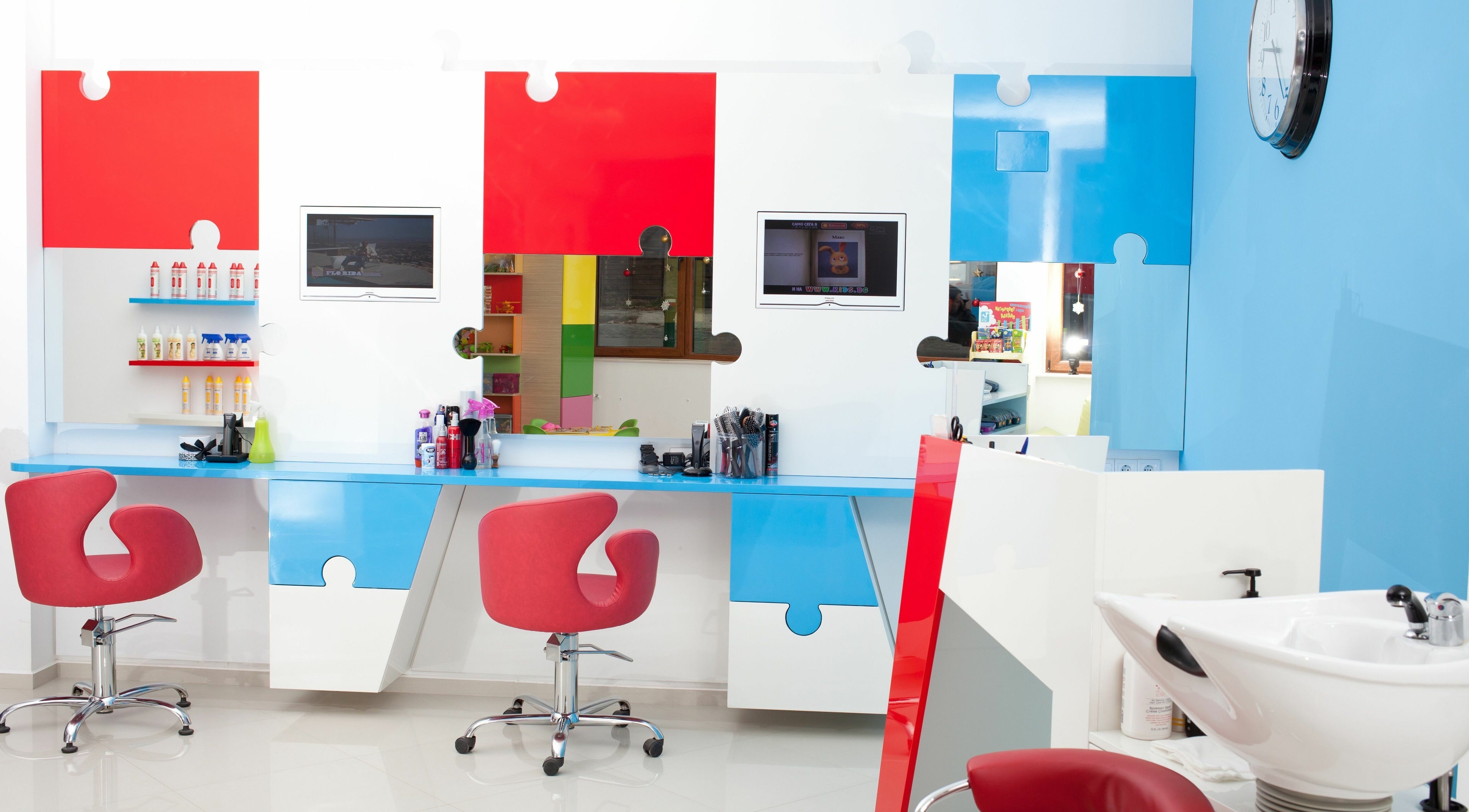 Интериор на салон ПЪЗЕЛ София кв. Лозенец с модерни червени столове, София, BG.