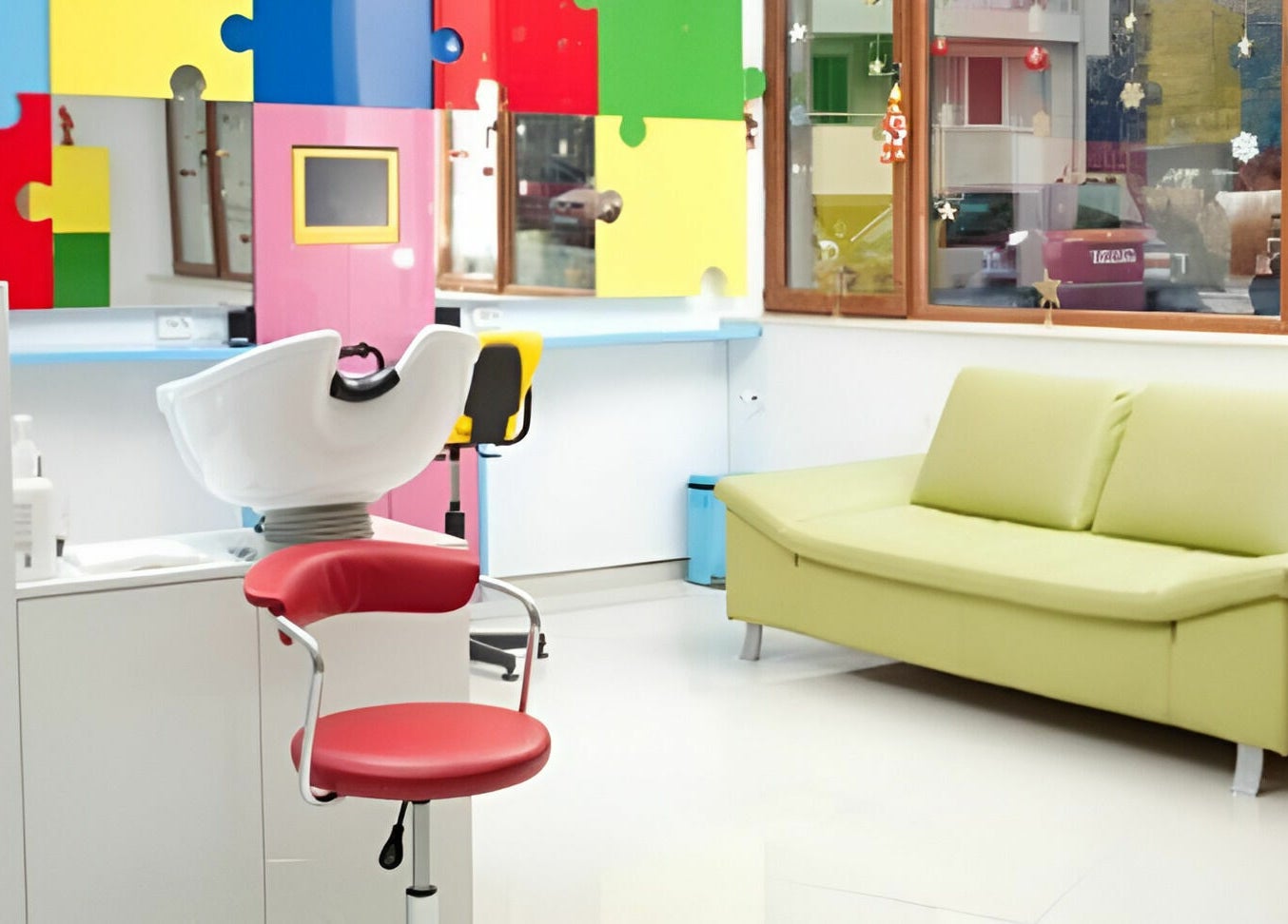 Интериор на ПЪЗЕЛ София кв. Лозенец с цветни мебели, София, BG.