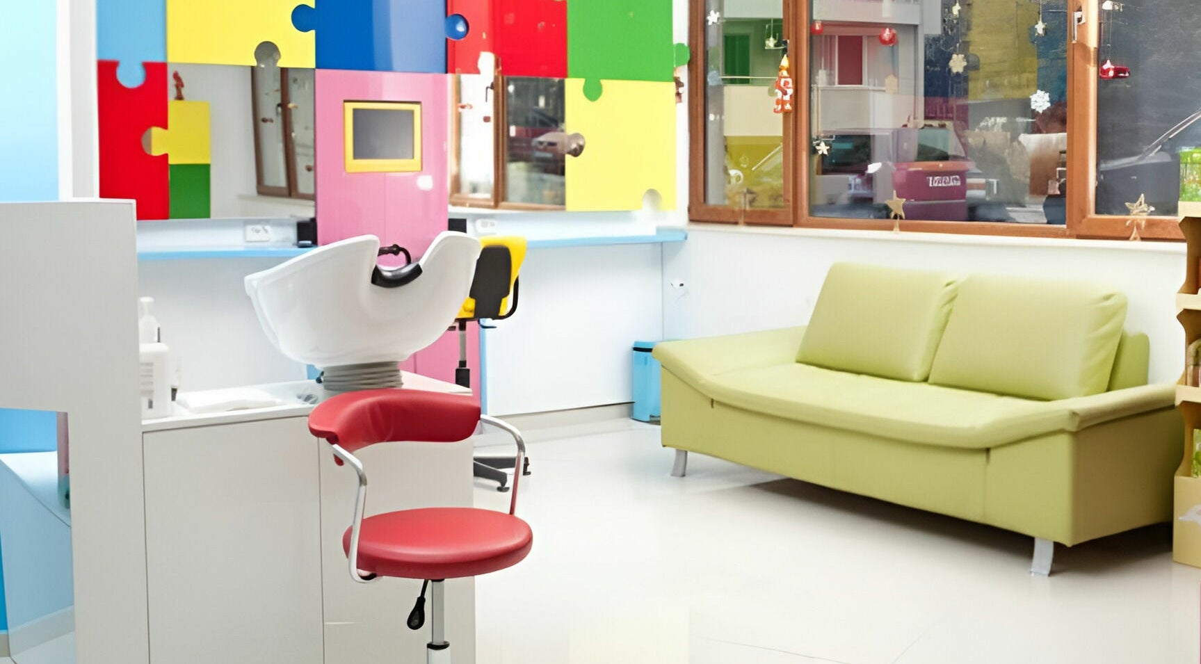 Интериор на ПЪЗЕЛ София кв. Лозенец с цветни мебели, София, BG.