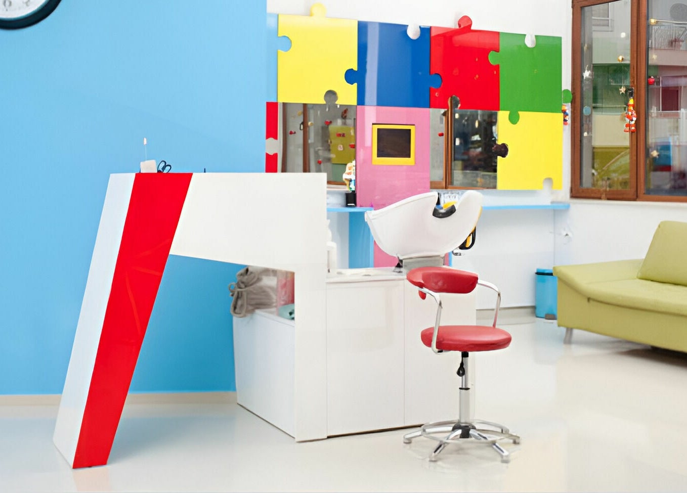 Интериор на салон ПЪЗЕЛ София кв. Лозенец, София, BG с модерно обзавеждане и цветна декорация.