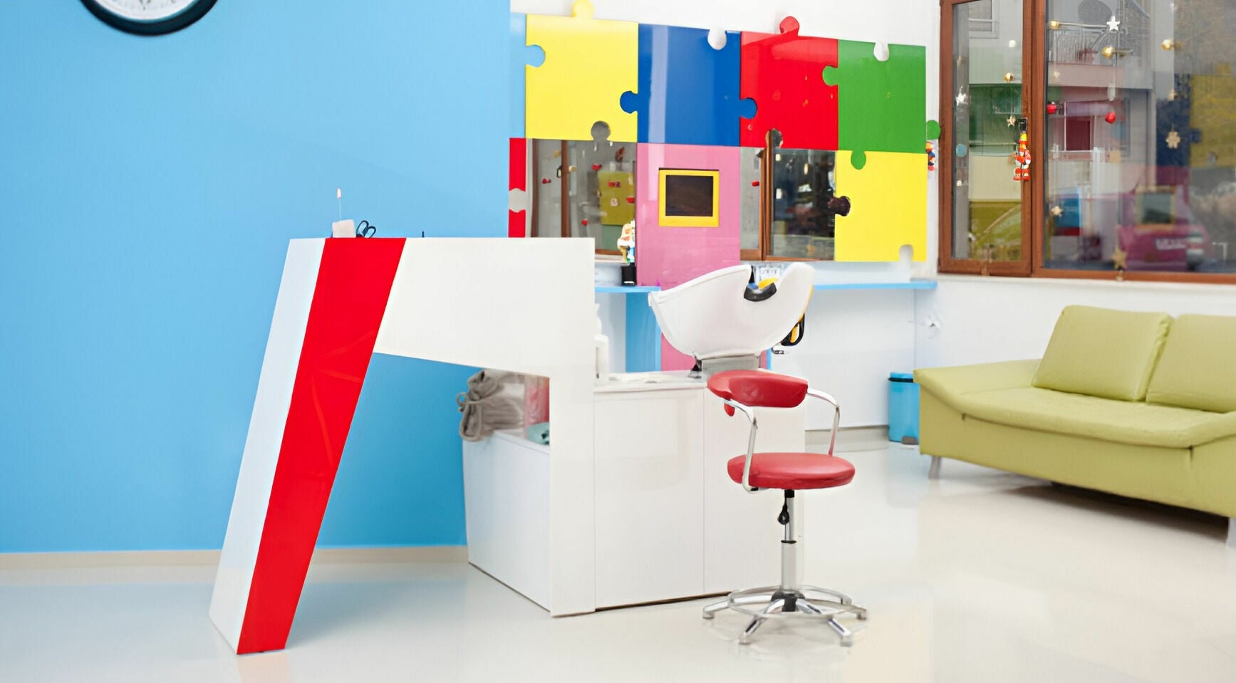 Интериор на салон ПЪЗЕЛ София кв. Лозенец, София, BG с модерно обзавеждане и цветна декорация.