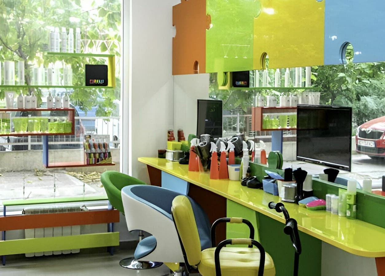 Цветен салон в ПЪЗЕЛ София кв. Гео Милев, София, BG с ярка мебелировка.