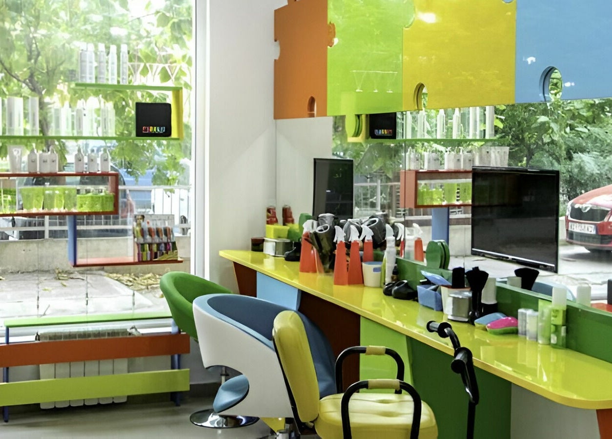 Цветен салон в ПЪЗЕЛ София кв. Гео Милев, София, BG с ярка мебелировка.