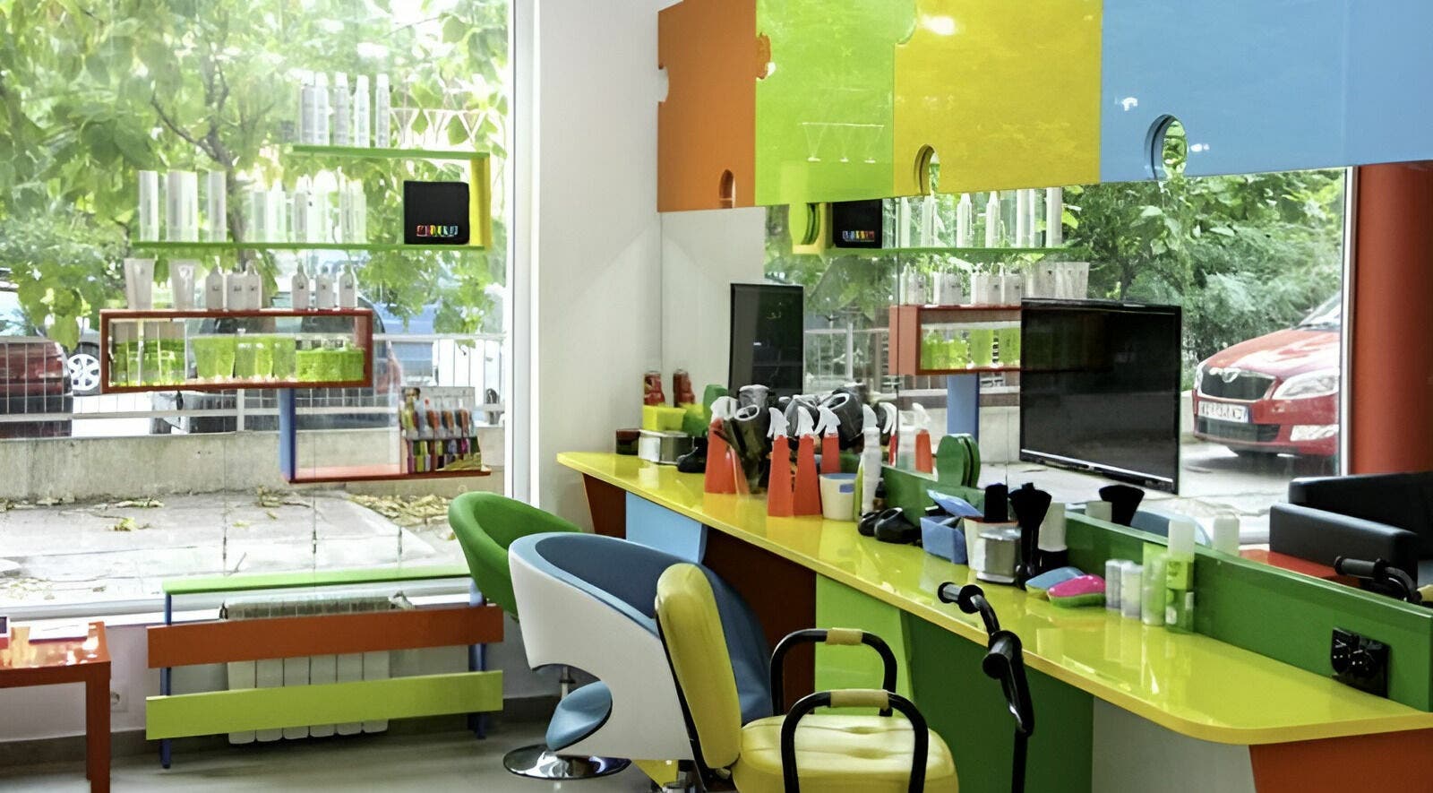 Цветен салон в ПЪЗЕЛ София кв. Гео Милев, София, BG с ярка мебелировка.