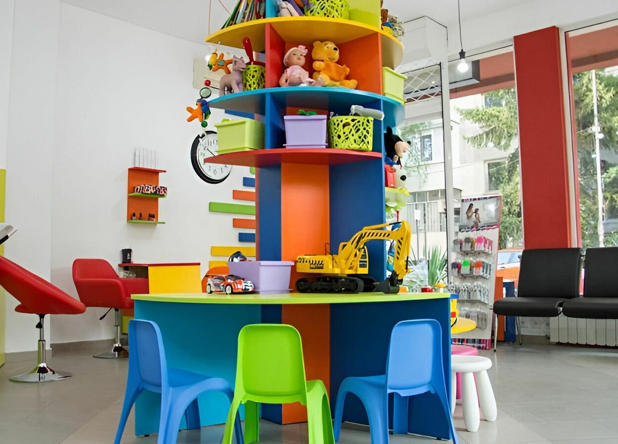 Игрално пространство в ПЪЗЕЛ София кв. Гео Милев, София, BG с ярки цветни мебели и играчки.