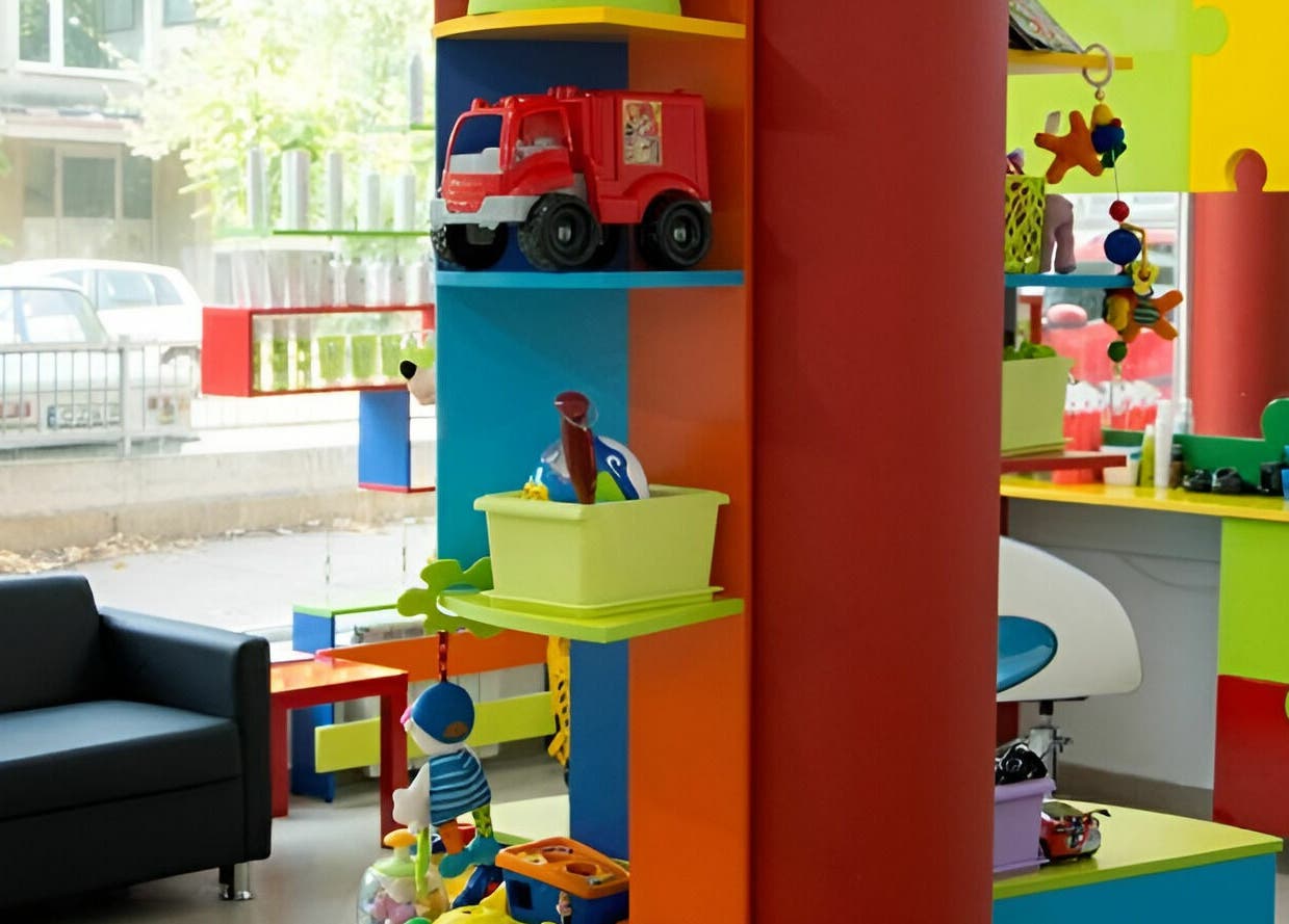 Цветна и удобна зона за деца в ПЪЗЕЛ София кв. Гео Милев, София, BG.
