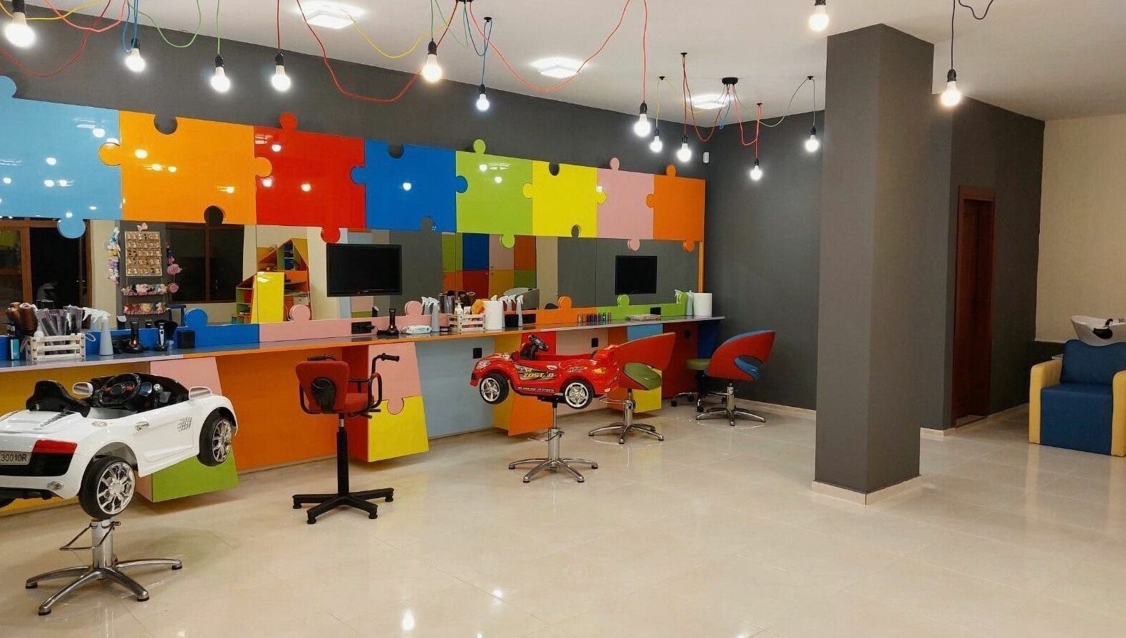 Оживен салон с пъзел декор в ПЪЗЕЛ Пловдив кв. Тракия, Пловдив, BG