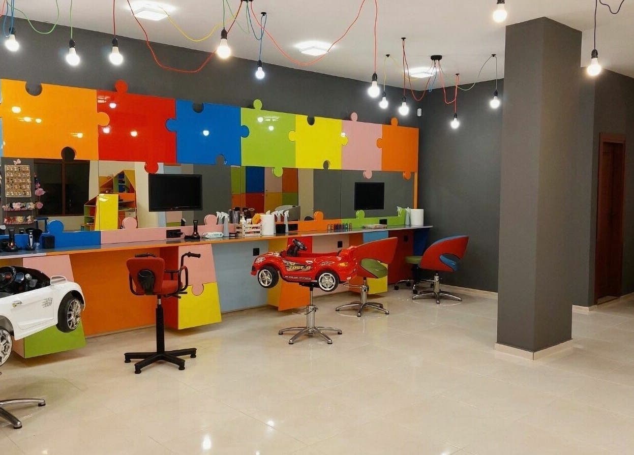 Оживен салон с пъзел декор в ПЪЗЕЛ Пловдив кв. Тракия, Пловдив, BG